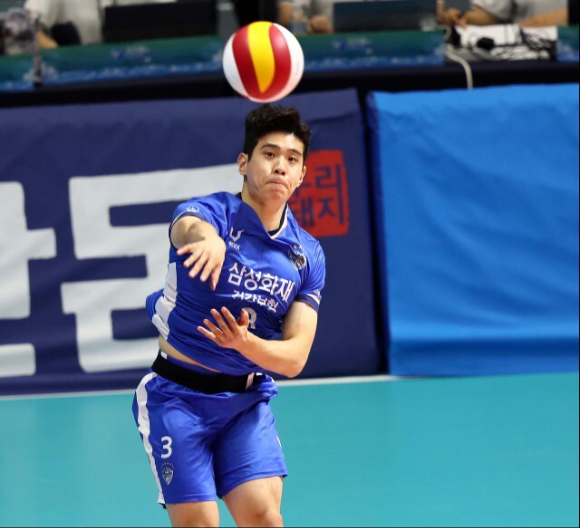 삼성화재 세터 황승빈은 22일 열린 친정팀 대한항공과 홈 경기에서 소속팀 승리에 힘을 실었다. [사진=발리볼코리아닷컴]