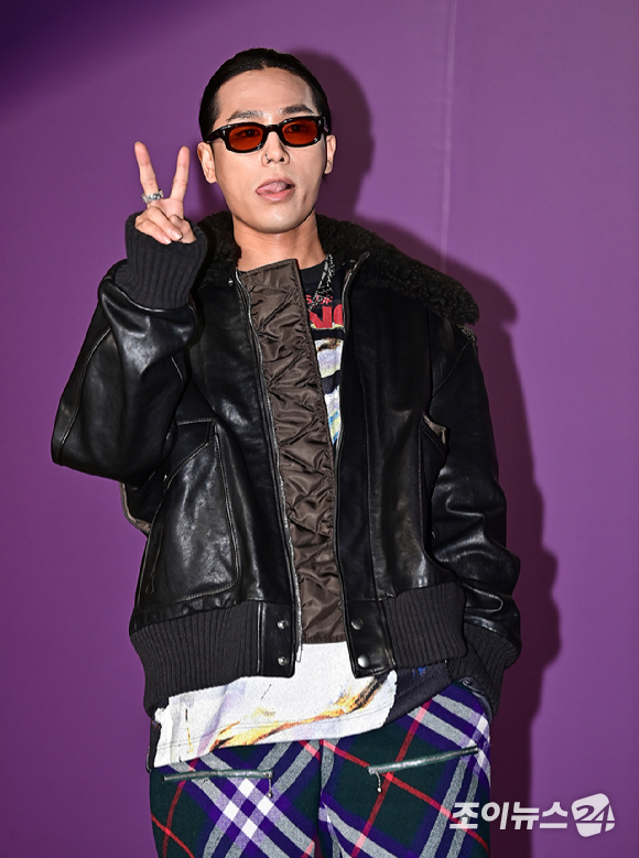 가수 식케이가 지난해 10월 서울 성수동 버버리 성수 로즈 팝업스토어에서 열린 행사에서 포토타임을 갖고 있다. [사진=곽영래 기자]