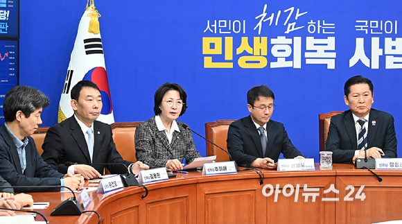 추미애 법사위원장이 17일 서울 여의도 국회에서 열린 검찰개혁 관련 당 대표 긴급 기자회견에서 발언하고 있다. [사진=곽영래 기자]