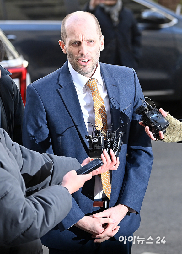 해롤드 로저스 쿠팡 한국법인 임시 대표가 6일 오후 마포구 서울경찰청 광역수사단 반부패수사대에서 국회에서의 증언&middot;감정 등에 관한 법률 위반 혐의 등 관련 2차 조사를 받기 위해 출석하고 있다. [사진=곽영래 기자]