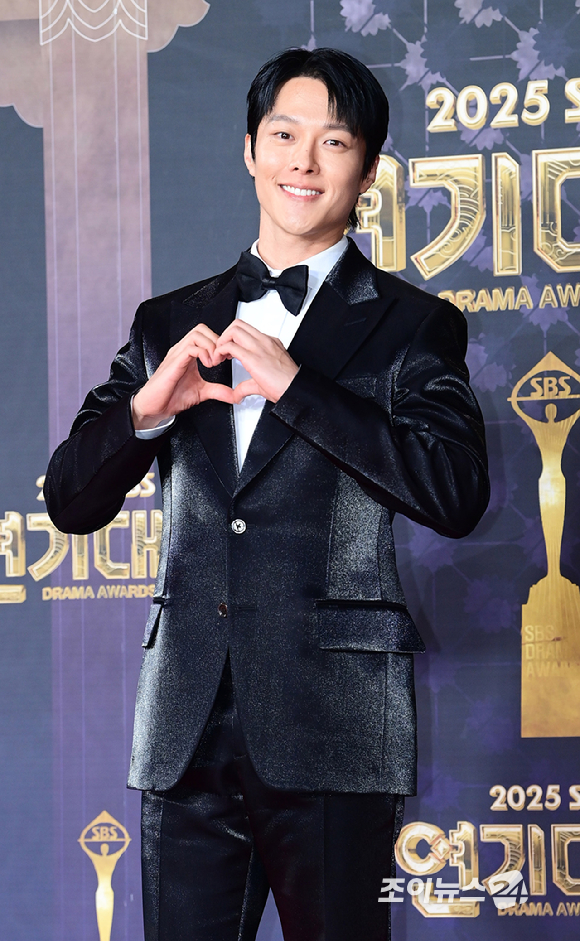 '키스는 괜히 해서' 배우 장기용이 31일 오후 서울 마포구 상암동 SBS 프리즘타워에서 열린&nbsp;2025 SBS 연기대상&nbsp;레드카펫 행사에 참석하고 있다. [사진=정소희 기자]