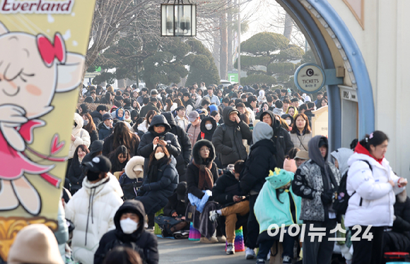 푸바오가 일반 관람객들을 만나는 마지막 날인 3일 오전 용인 에버랜드 판다월드에서 관람객들이 입장을 기다리고 있다. [사진=사진공동취재단]