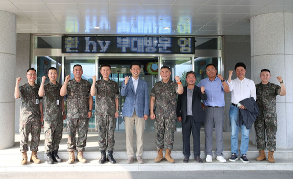 hy가 지난 8일 육군 제25보병사단을 방문해 총 2000만원 상당의 위문금품을 전달했다. [사진=hy]