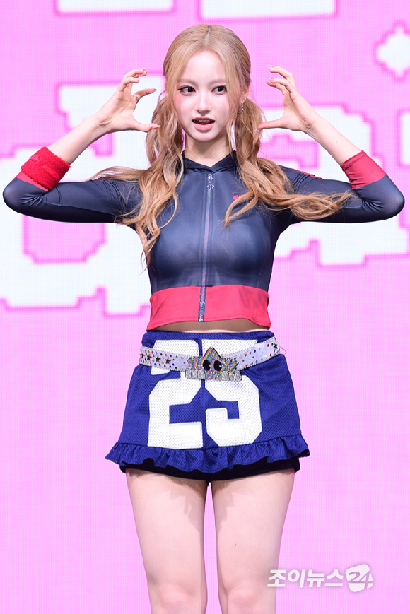 그룹 아워벌스데이(OURBIRTHDAY) 베이비가 19일 오후 서울 용산구 블루스퀘어에서 열린 데뷔 쇼케이스에 참석해 포토타임을 갖고 있다. [사진=정소희 기자]