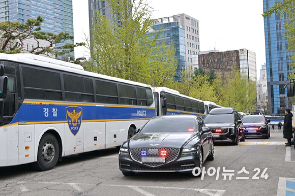 윤석열 전 대통령의 내란 혐의 첫 형사 재판이 열리는 14일 서울중앙지방법원으로 윤 전 대통령이 탑승한 차량이 들어가고 있다. [사진=사진공동취재단]