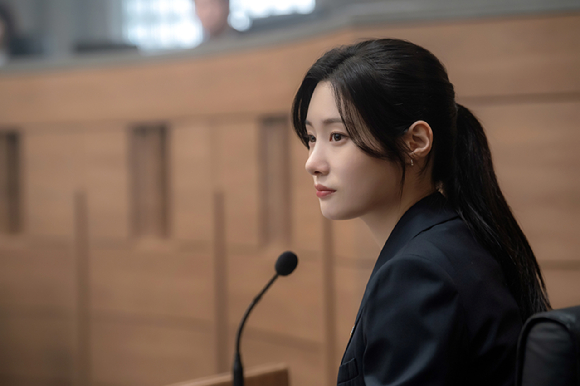 배우 정채연이 JTBC 토일드라마 '에스콰이어' 인터뷰에 앞서 포즈를 취하고 있다. [사진=BH엔터테인먼트]