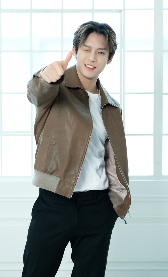 그룹 비투비 이민혁이 21일 온라인으로 진행된 비투비 정규 3집 'Be Together' 발매 기념 기자간담회에 참석해 포즈를 취하고 있다. [사진=큐브엔터테인먼트]