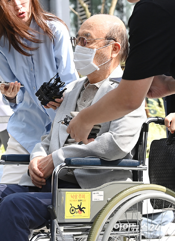 '나토 목걸이 청탁' 서희건설 이봉관 회장이 2일 오전 서울 종로구에 마련된 김건희 특검팀(특별검사 민중기) 사무실에 조사를 받기 위해 출석하고 있다. [사진=곽영래 기자]