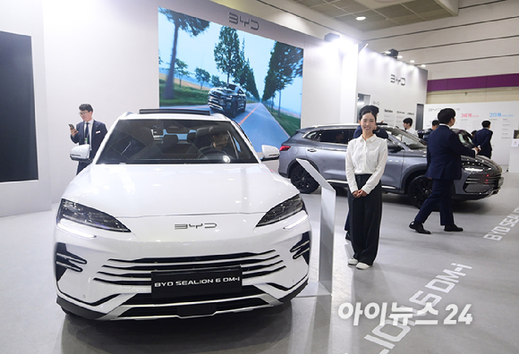 'EV 트렌드 코리아 2026'이 25일 서울 강남구 코엑스에서 열렸다. BYD코리아 부스에 순수 전기차 '아토 3 플러스'가 전시되고 있다. [사진=정소희 기자]
