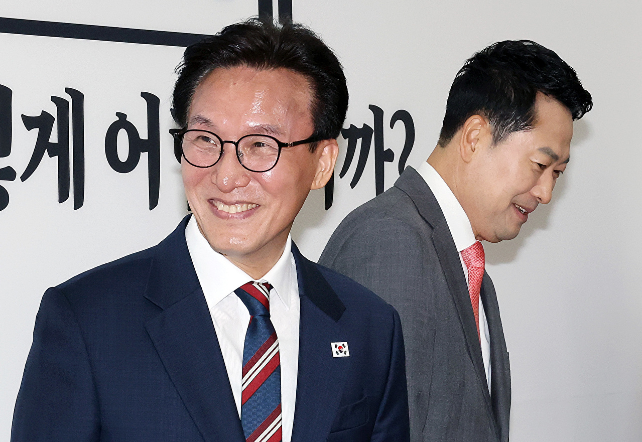더불어민주당 김민석 대표가 24일 국회에서 취임 인사차 국민의힘 장동혁 대표를 만나 악수한 뒤 자리로 이동하고 있다. 2026.8.24 [사진=연합뉴스]