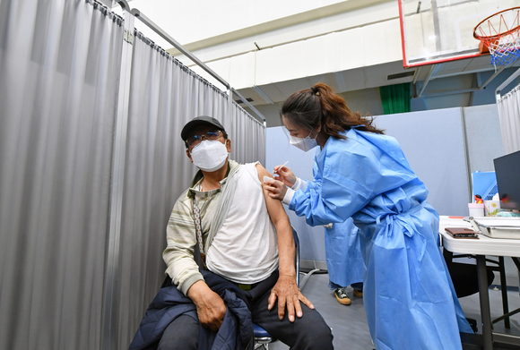 서울 송파구 거여동 송파체육문화회관에 마련된 예방접종센터에서 한 어르신이 화이자 백신을 접종 받고 있다.
