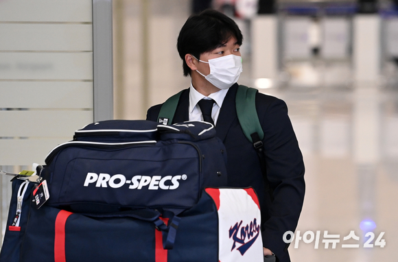 2023 월드베이스볼클래식(WBC)에서 조기 탈락한 한국 야구대표팀 고우석이 14일 오후 인천국제공항 2터미널을 통해 귀국하고 있다. [사진=김성진 기자]