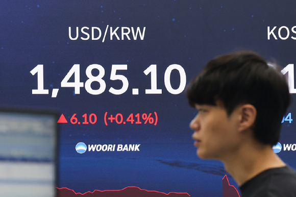 30일 서울 중구 우리은행 본점 딜링룸 현황판에 원/달러 환율이 표시돼 있다. 이날 원/달러 환율은 전날보다 7.5원 오른 1,486.5원에 개장했다. 2026.4.30 [사진=연합뉴스]