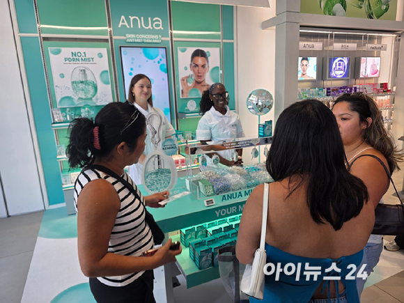 CJ올리브영 패서디나점을 찾은 현지인들이 제품을 살펴보고 있다. [사진=구서윤 기자]