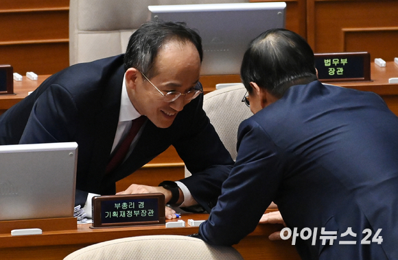 한덕수 국무총리와 추경호 경제부총리 겸 기획재정부 장관이 7일 오후 서울 여의도 국회 본회의장에서 열린 경제 분야 대정부 질문에서 대화하고 있다. [사진=김성진 기자]