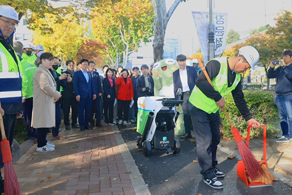 13일 인공지능(AI)을 탑재한 청소보조로봇 ‘따르미’ 시연회가 열리고 있다 [사진=수성구]