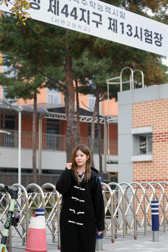 걸그룹 ifeye(이프아이) 멤버 라희가 대학수학능력시험(수능) 수험장에서 파이팅을 외치고 있다. [사진=하이헷엔터테인먼트]