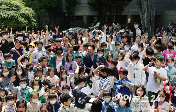 윤석열 대통령 당선인이 5일 어린이날을 맞아 당선인이 거주하는 아파트 이웃 어린이들과 함께 사진촬영을 하며 즐거운 시간을 보내고 있다. [사진=당선인 대변인실]