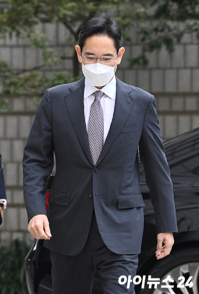 이재용 삼성전자 부회장이 지난 12일 오후 서울중앙지방법원에서 열린 프로포폴 불법 투약 혐의 첫 공판에 출석하고 있다.
