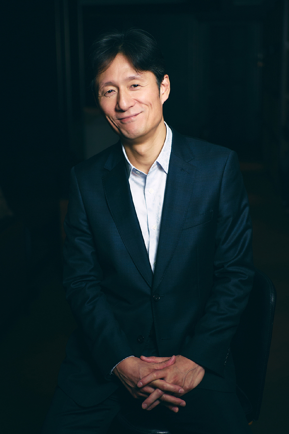 이상일 감독이 영화 '국보' 인터뷰에 앞서 포즈를 취하고 있다. [사진=미디어캐슬]