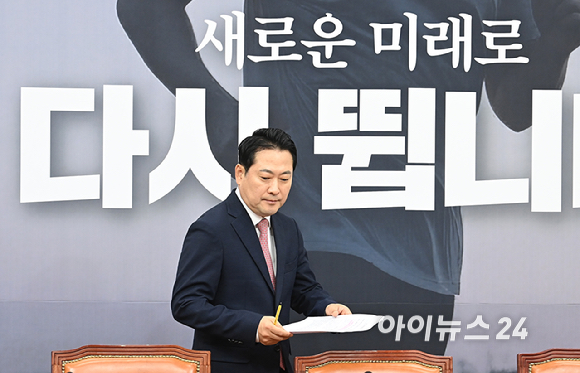 장동혁 국민의힘 당대표가 28일 오전 서울 여의도 국회에서 열린 최고위원회의에 참석하고 있다. [사진=곽영래 기자]