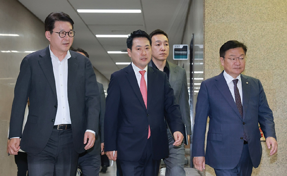 국민의힘 장동혁 대표, 정점식 원내대표 등 지도부가 15일 국회에서 열린 긴급 최고위원회의에 참석하고 있다. 2026.6.15 [사진=연합뉴스]