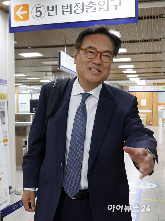 국회 추천 헌법재판관 미임명 등 혐의로 기소된 정진석 전 대통령비서실장이 8일 서울 서초구 서울중앙지방법원에서 열린 공판에 출석하기 위해 법정으로 향하고 있다. [사진=사진공동취재단 ]