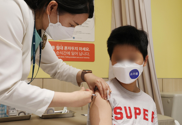 만 5∼11세 소아·아동에 대한 화이자 코로나19 백신 접종을 시작한 31일 서울 강서구 미즈메디 병원 소아청소년과에서 한 어린이가 백신을 맞고 있다. [사진=뉴시스]