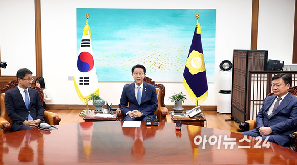 조정식 국회의장이 11일 오후 서울 여의도 국회의장 집무실에서 열린 여야 원내대표 회동에서 발언을 하고 있다. 왼쪽부터 한병도 더불어민주당 원내대표, 조 국회의장, 정점식 국민의힘 원내대표. [사진=곽영래 기자]