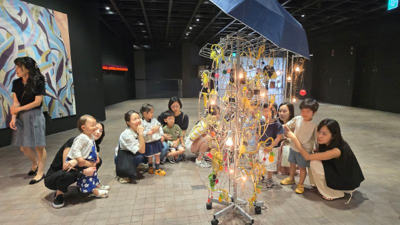 부모와 자녀가 함께 리움미술관을 관람하고 있다. [사진=삼성복지재단]