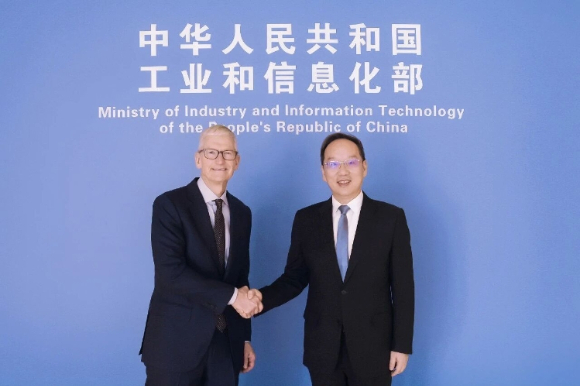 (왼쪽부터) 곽노정 SK하이닉스 대표이사 사장과 리러청 산업정보부 장관이 23일 중국 베이징에서 만나 기념사진을 찍고 있다. [사진=중국 공업정보화부 홈페이지]