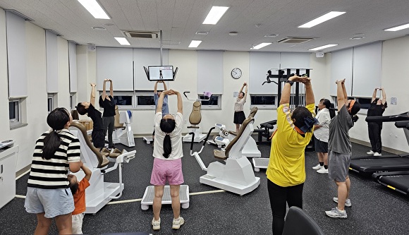 청주시상당보건소가 청주시 상당구 금천‧용암동 65세 이상 노인과 결혼이주여성을 대상으로 12월까지 ‘다함께 건강해짐(GYM)’을 운영한다. [사진=청주시]