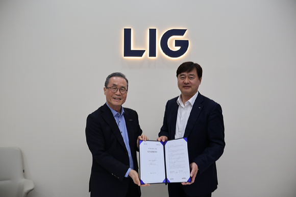 유태삼 제노코 대표이사(왼쪽)와 문병호 LIG넥스원 C5SIR사업부문장이 MOU체결 후 기념사진을 촬영하고 있다. [사진=LIG넥스원]