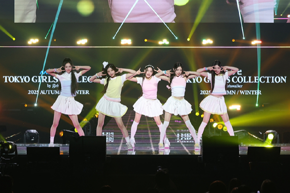 아일릿이 '제41회 마이나비 도쿄 걸즈 컬렉션 2025 AUTUMN/WINTER'에 오프닝 스페셜 아티스트로 참석해 무대를 꾸미고 있다. [사진= &copy;マイナビ TOKYO GIRLS COLLECTION 2025 AUTUMN/WINTER]