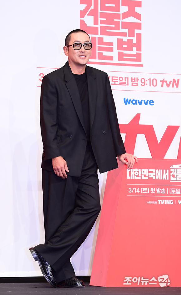 배우 하정우가 9일 오후 서울 구로구 신도림동 더링크서울 트리뷰트포트폴리오 호텔에서 열린 tvN 새 토일드라마 '대한민국에서 건물주 되는 법' 제작발표회에서 참석하고 있다. [사진=정소희 기자]