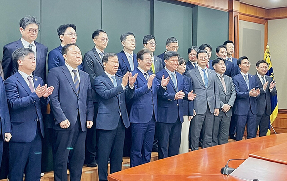 김문수 국민의힘 대선후보가 22일 한국거래소를 찾아 자본시장 활성화를 위한 공약을 발표했다. [사진=김민희 기자]
