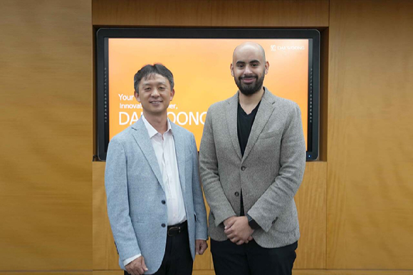 지난달 18일 대웅제약 본사에서 사우디&middot;한국 보건 당국 및 대웅제약 관계자들이 협력 방안을 논의했다. 왼쪽부터 박성수 대웅제약 대표, 칼리드 알부라이칸 사우디 보건부 차관. [사진=대웅제약]