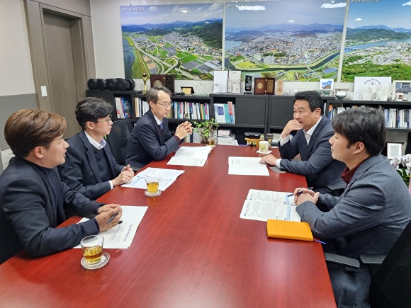 김종한 대구시행정부시장(왼쪽 3번째)이 29일 국회에서 정희용 국회의원(오른쪽 2번째)과 예산안 협의를 하고 있다. [사진=대구시]