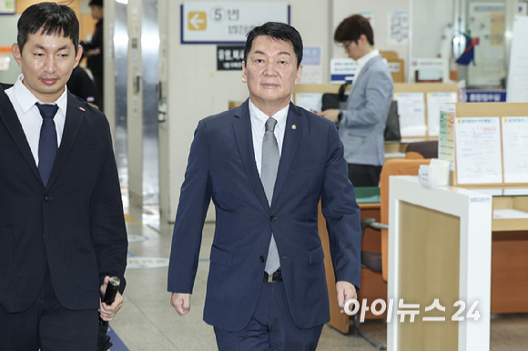안철수 국민의힘 의원이 8일 서울 서초구 서울중앙지방법원에서 열린 추경호 전 원내대표의 계엄 해제 표결 방해 혐의 공판에 증인 신분으로 출석하고 있다. [사진=사진공동취재단 ]