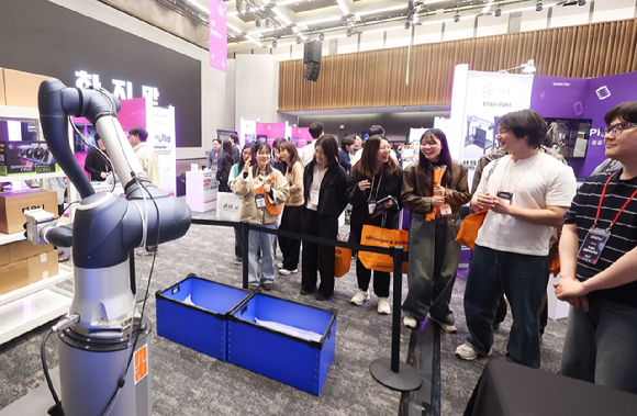 권봉석 (주)LG COO(맨오른쪽에서 두번째)와 정수헌 LG사이언스파크 대표(맨오른쪽에서 첫번째)가 '슈퍼스타트 데이 2026'에서 스타트업의 기술 시연을 살펴보고 있다. [사진=LG]