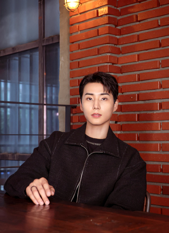 데이식스 영케이가 최근 서울 모처에서 진행된 솔로 컴백 인터뷰에서 포즈를 취하고 있다. [사진=JYP엔터테인먼트]