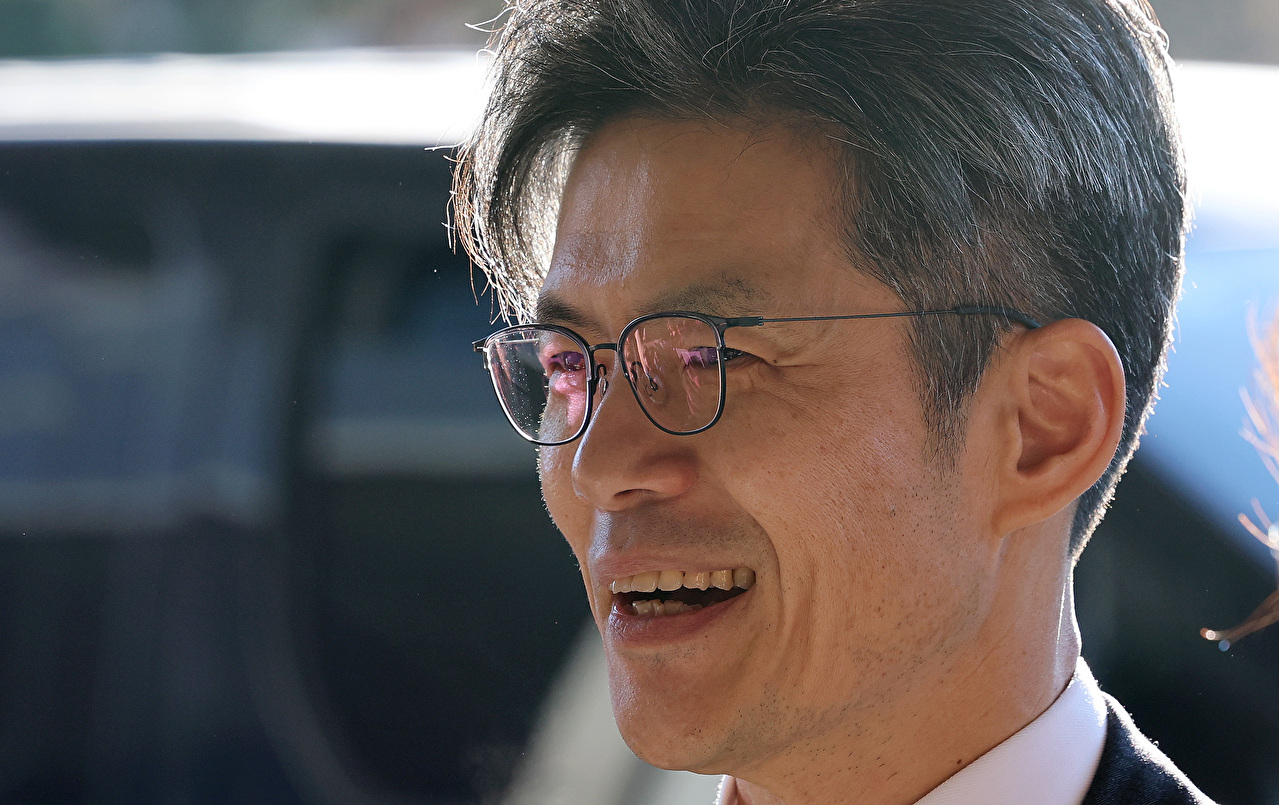 박철우 신임 서울중앙지검장이 21일 서울 서초구 서울중앙지방검찰청으로 들어서며 취재진 질문에 답하고 있다. 2025.11.21 [사진=연합뉴스]