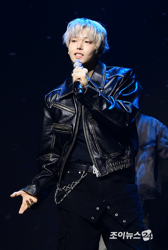 가수 장한음이 30일 오후 서울 강남구 성암아트홀에서 열린 두 번째 EP 'DAYDREAM' 발매 기념 쇼케이스에서 타이틀곡 'WANNA' 무대를 선보이고 있다. [사진=정소희 기자]