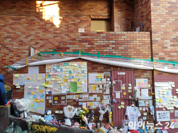 지난 5일 저녁 이태원 참사가 일어난 골목길에 사람들의 추모 메시지가 가득하다. [사진=김동현 기자]