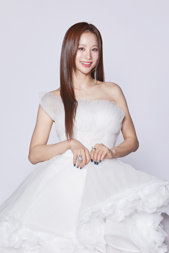 가수 솔지가 생애 첫 트로트 앨범을 발매한다. [사진=엠오엠엔터테인먼트]