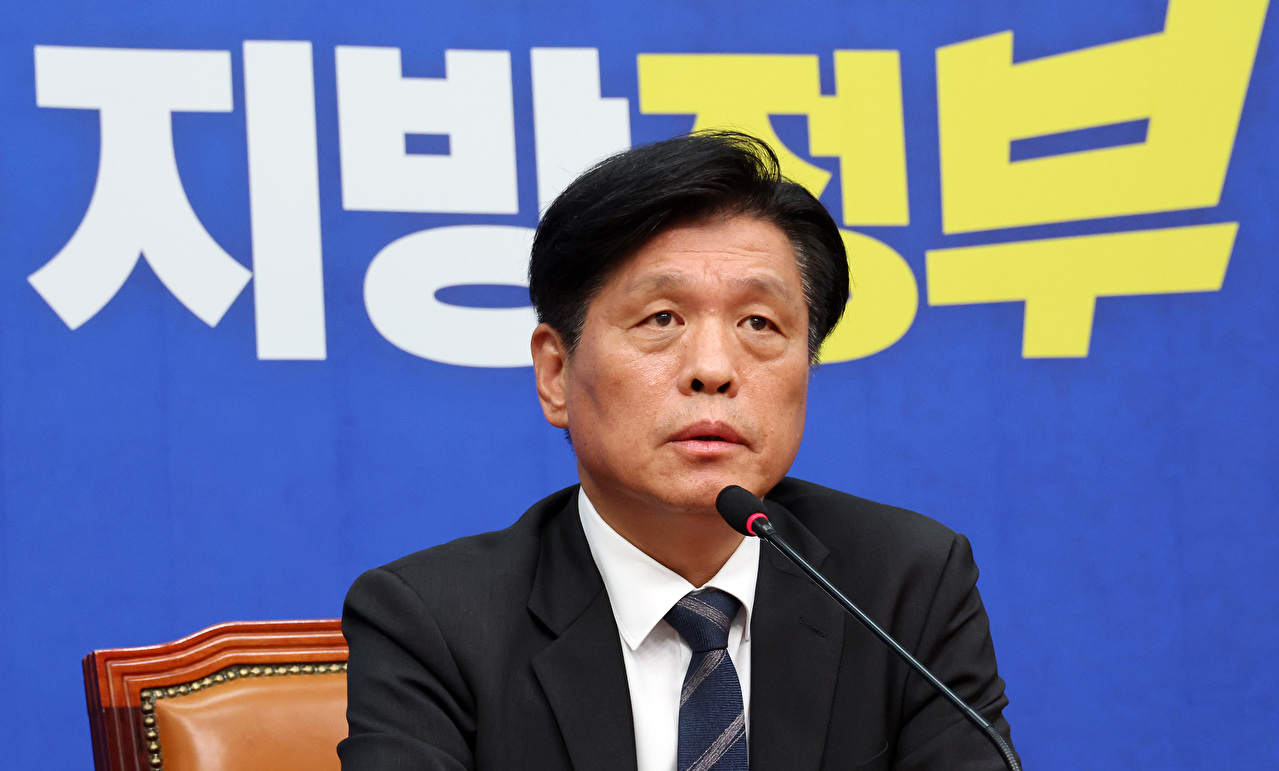 더불어민주당 조승래 사무총장이 4일 국회에서 6&middot;3 지방선거 D-30 기자간담회를 갖고 있다. 2026.5.4 [사진=연합뉴스]