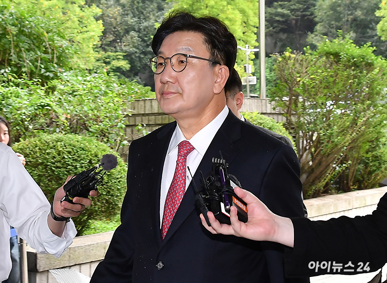 권성동 국민의힘 의원이 16일 서울 서초구 서울중앙지법으로 구속 전 피의자 심문(영장실질심사)에 출석하고 있다. [사진=곽영래 기자]