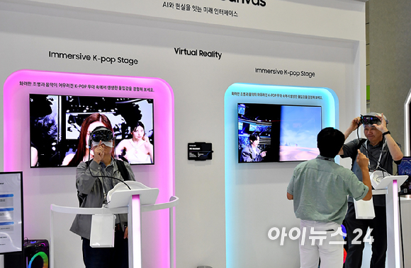 23일 서울 강남구 코엑스에서 열린 'K디스플레이 2026(한국디스플레이산업전시회)를 찾은 방문객이 삼성디스플레이 부스를 관람하고 있다. [사진=곽영래 기자]