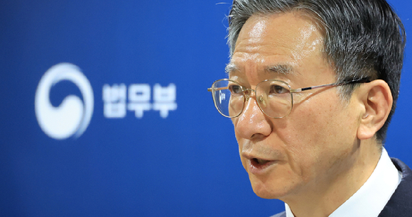 정성호 법무부 장관이 지난 3일 정부과천청사 법무부 브리핑실에서 2030 이민정책 미래 전략을 발표하고 있다. 2026.3.3 [사진=연합뉴스]