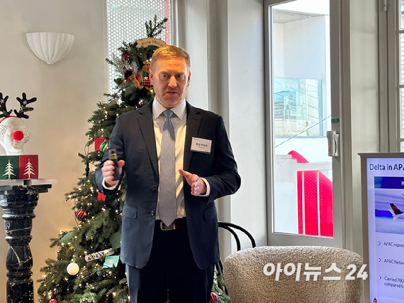 제프 무마우(Jeff Moomaw) 델타항공 아시아태평양 부사장이 7일 열린 기자간담회에서 내년도 계획을 발표하고 있다. [사진=양호연 기자]